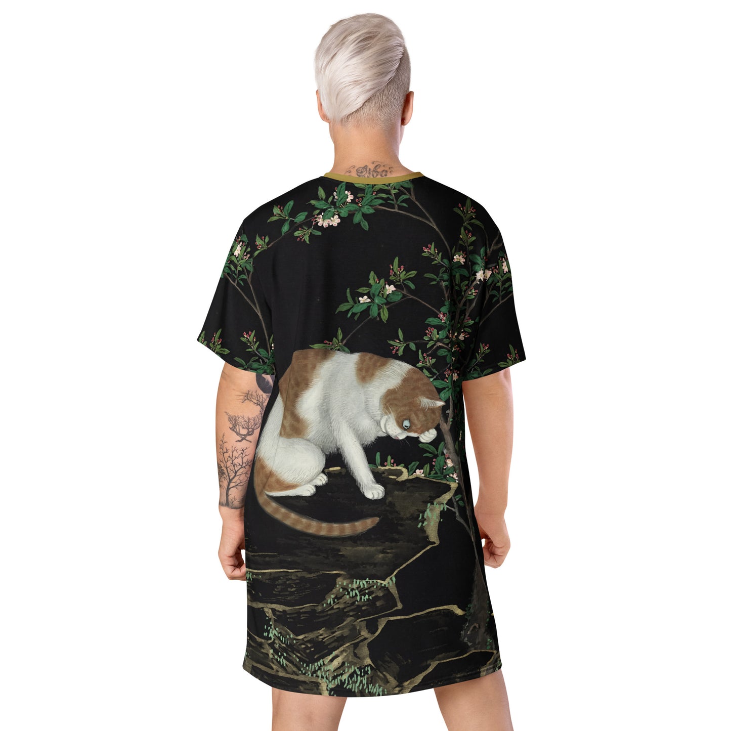 長寿の猫と蝶|満開の林檎の木の下の猫|Tシャツワンピース