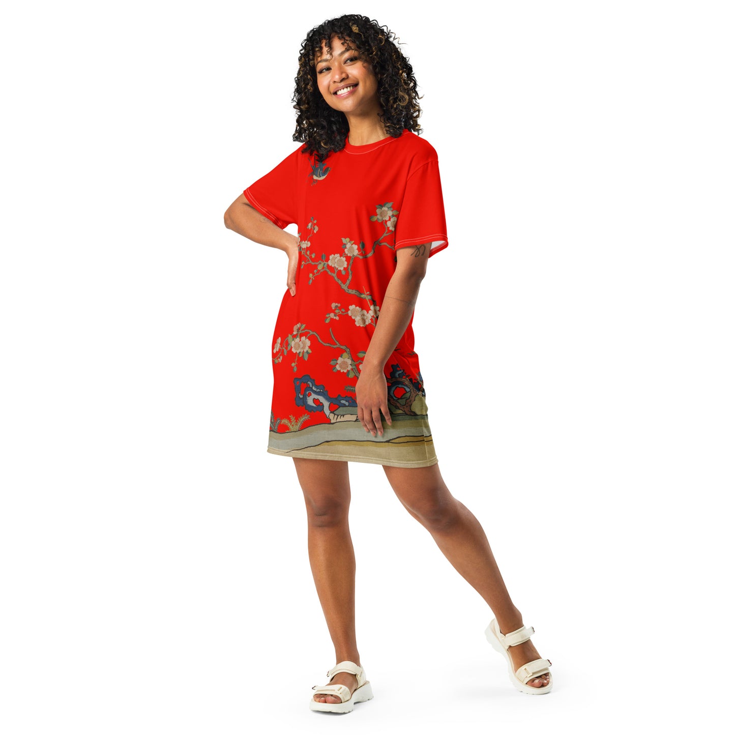 タペストリーの花|飛行中のツバメ、春の前触れ|Tシャツドレス|Garnet red