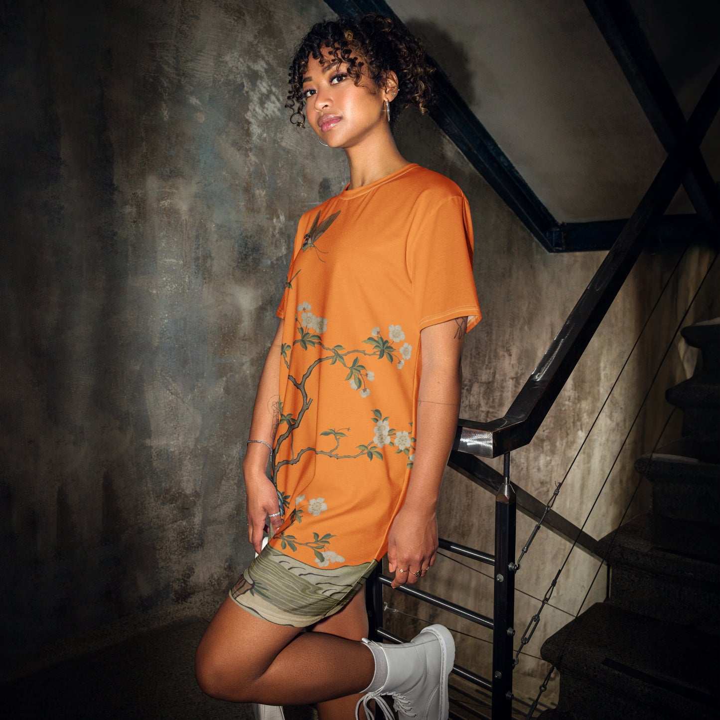 タペストリーの花|梅の花と蝶|Tシャツドレス|オレンジ