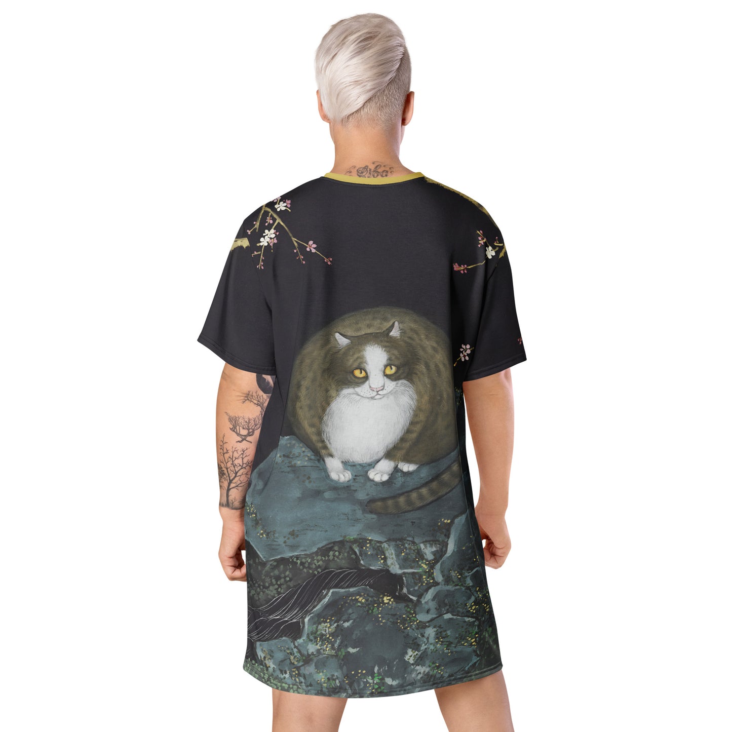 Cats And Butterflies Of Longevity｜A Cat amidst the Crimson Plum Blossom｜T-shirt dress