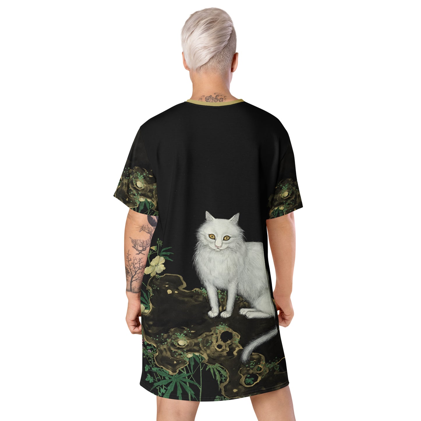 長寿の猫と蝶｜咲き誇る菊とオクラの中の猫｜Tシャツドレス