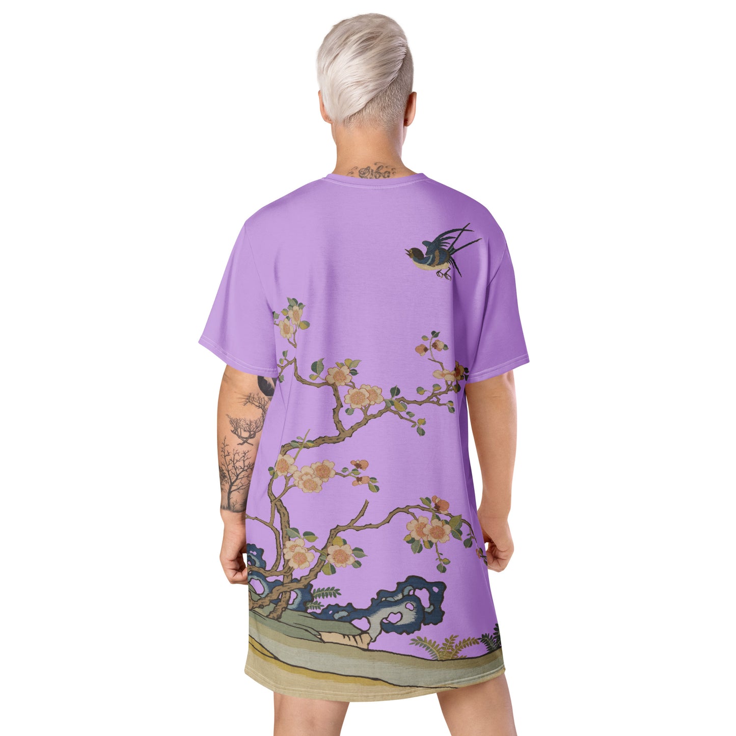 タペストリーの花｜飛行中のツバメ、春の前触れ｜Tシャツドレス｜ライラック