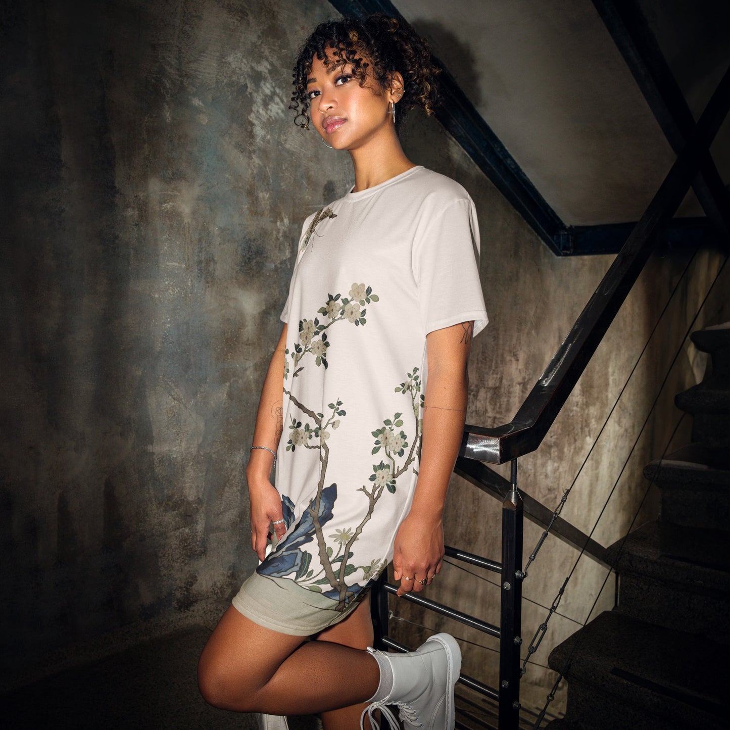 Kesi Flower Album｜White Plum Blossoms and Butterfly｜T-shirt dress｜Fish belly white