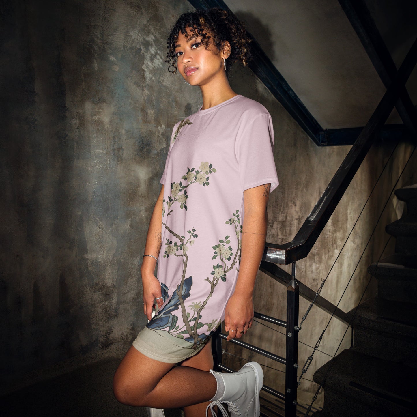 Kesi Flower Album｜White Plum Blossoms and Butterfly｜T-shirt dress｜Pale pinkish gray