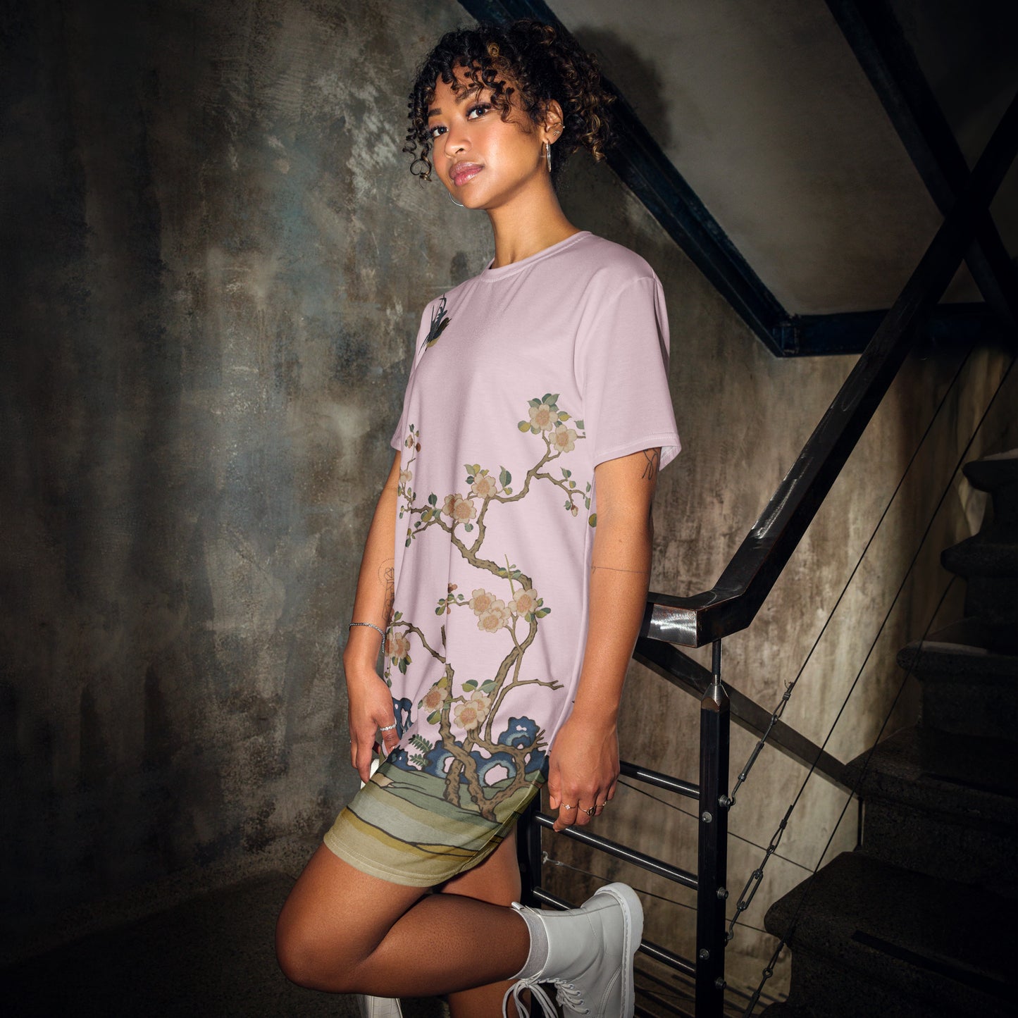 Kesi Flower Album｜Swallow in Flight, Harbinger of Spring｜T-shirt dress｜Pale pinkish gray