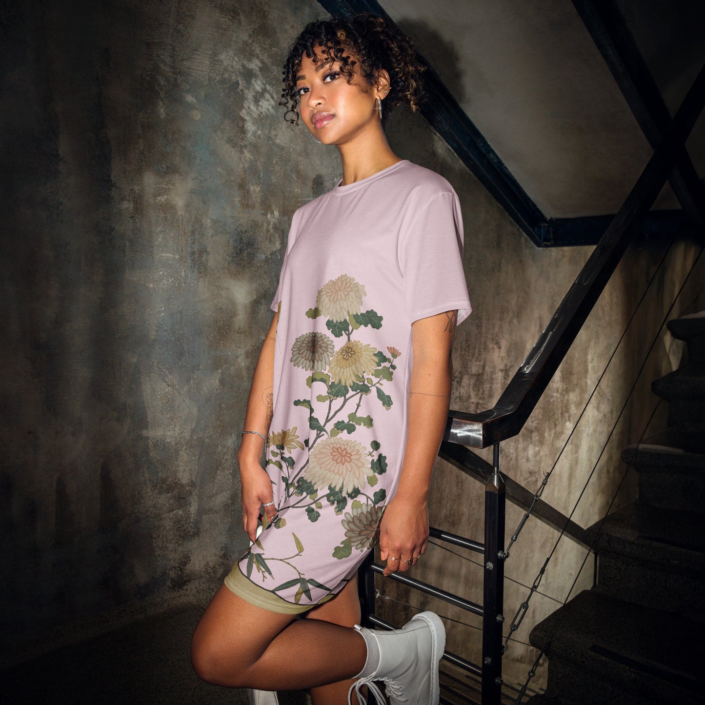 Kesi Flower Album｜Chrysanthemums and Butterflies｜T-shirt dress｜Pale pinkish gray