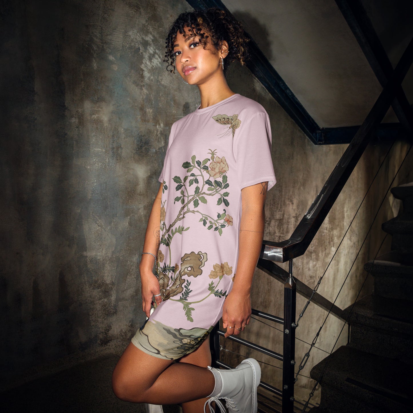 タペストリーの花｜Camellia and Butterfly｜T-shirt dress｜Pale pinkish gray