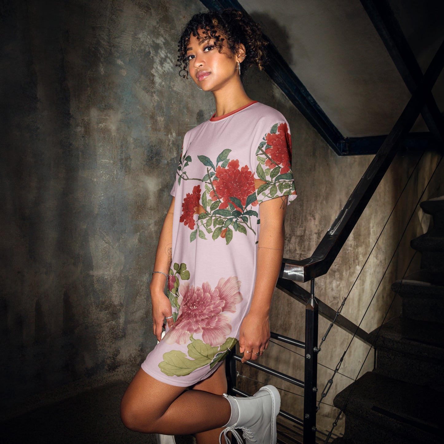 The Spirit of Flowers in Twelve Months｜Hollyhock and Pomegranate in Bloom｜T-shirt dress｜Pale pinkish gray