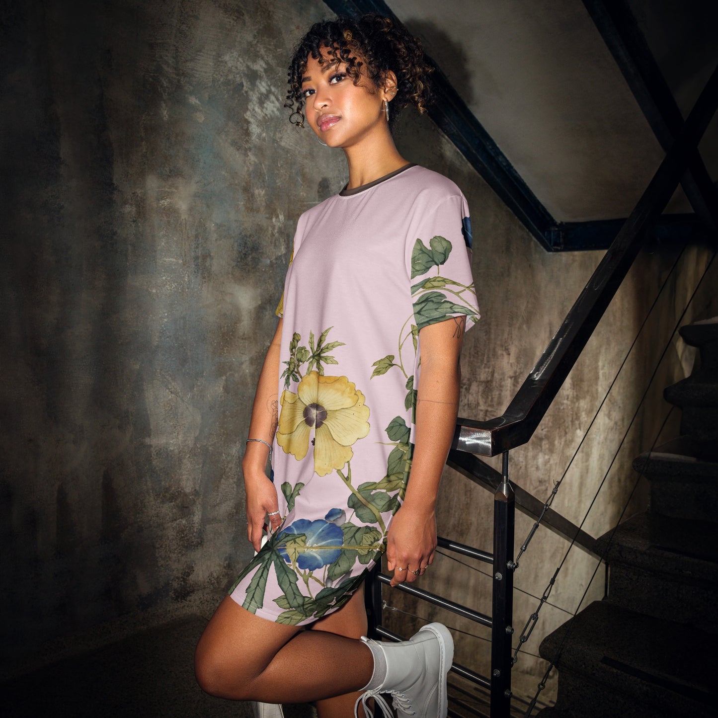 The Spirit of Flowers in Twelve Months｜Okra and White-edged Morning Glory in Bloom｜T-shirt dress｜Pale pinkish gray