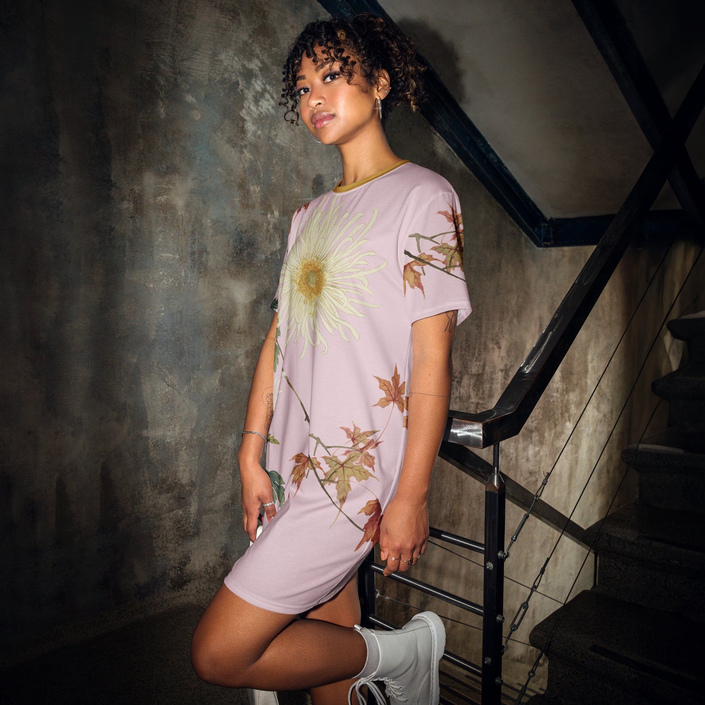 The Spirit of Flowers in Twelve Months｜Blooming Chrysanthemum and Maple Leaves｜T-shirt dress｜Pale pinkish gray