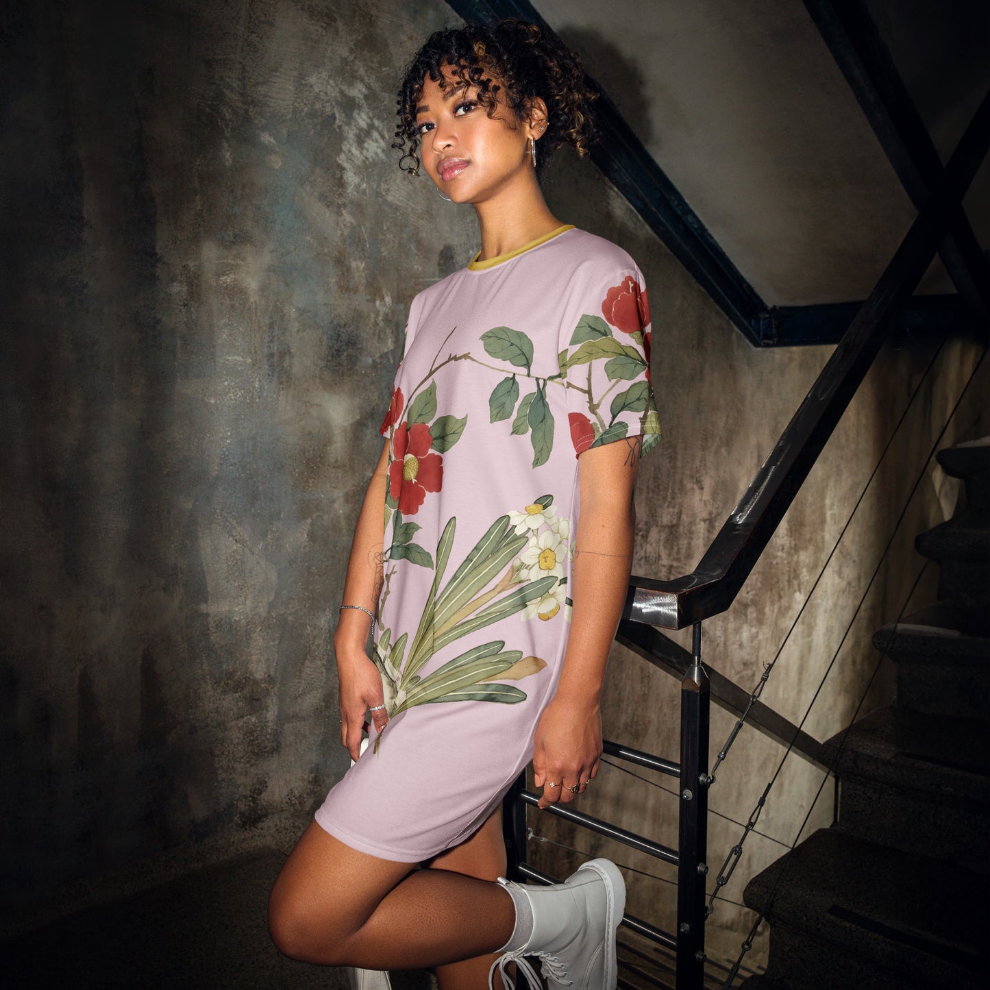 The Spirit of Flowers in Twelve Months｜Narcissus and Camelia in Bloom｜T-shirt dress｜Pale pinkish gray