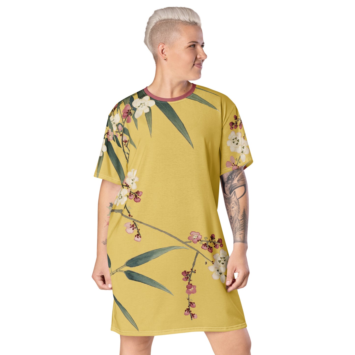 12月の花神様｜Crimson Plum Blossom and Lush Green Bamboo｜T-shirt dress｜Gold