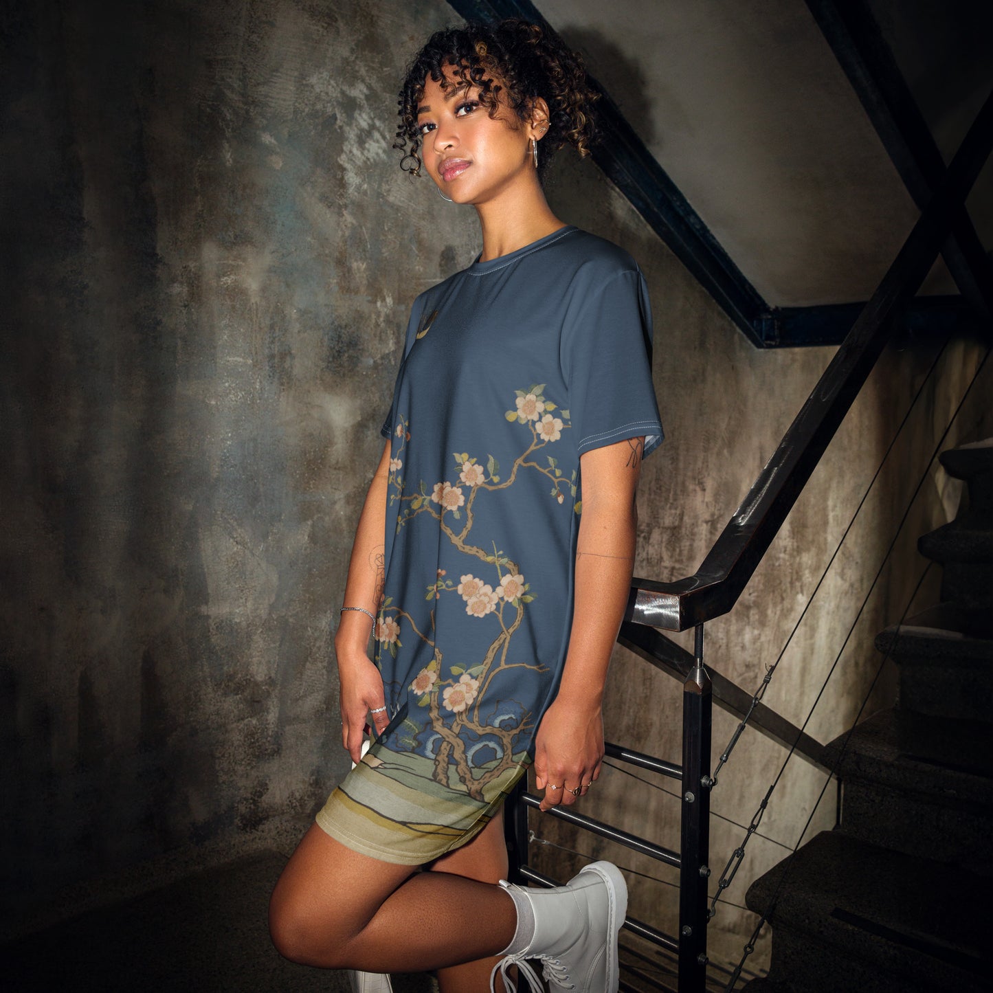 Kesi Flower Album｜Swallow in Flight, Harbinger of Spring｜T-shirt dress｜Dark blue