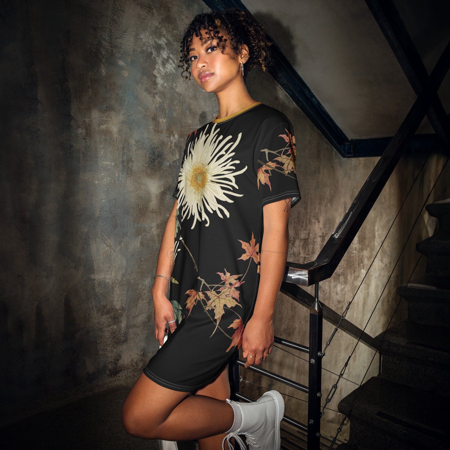 The Spirit of Flowers in Twelve Months｜Blooming Chrysanthemum and Maple Leaves｜T-shirt dress｜Black