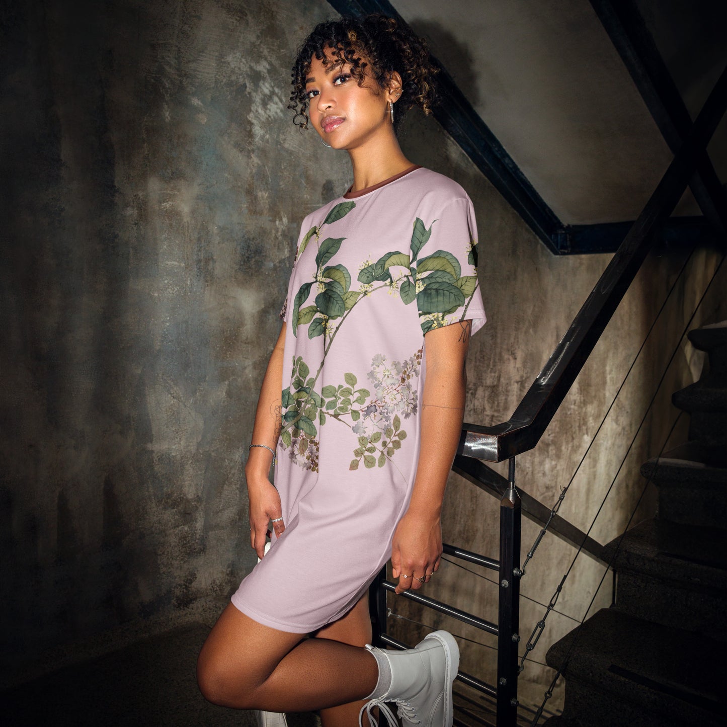 The Spirit of Flowers in Twelve Months｜Osmanthus and Crape Myrtle in Bloom｜T-shirt dress｜Pale pinkish gray