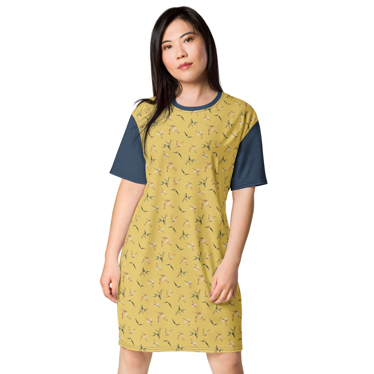 The Spirit of Flowers in Twelve Months｜Crimson Plum Blossom and Lush Green Bamboo｜T-shirt dress｜seamless print｜Gold