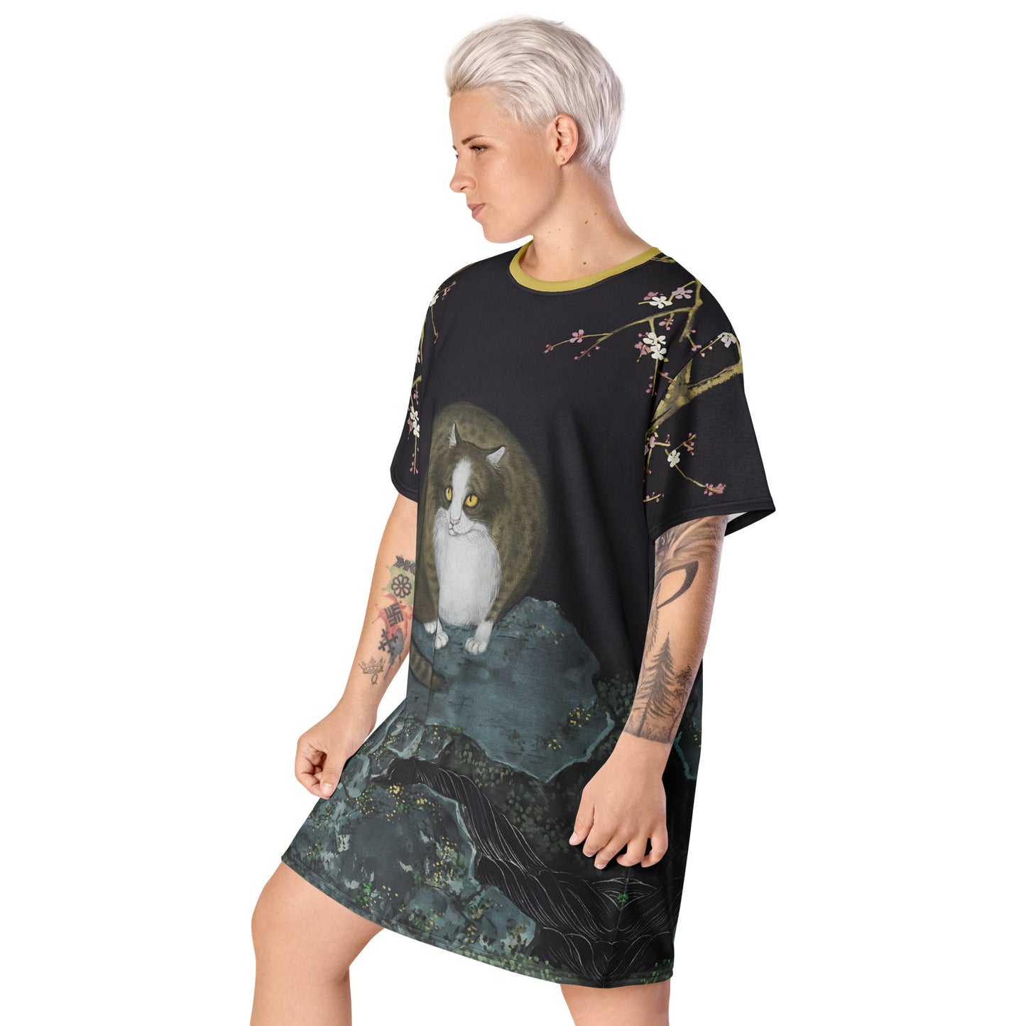 Cats And Butterflies Of Longevity｜A Cat amidst the Crimson Plum Blossom｜T-shirt dress